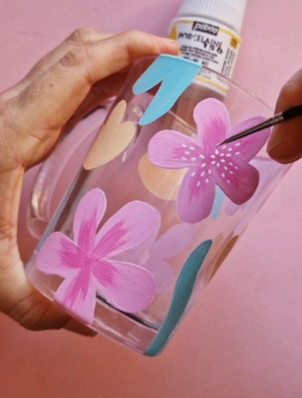 Verre décoré de fleurs roses et bleues peintes à la main
