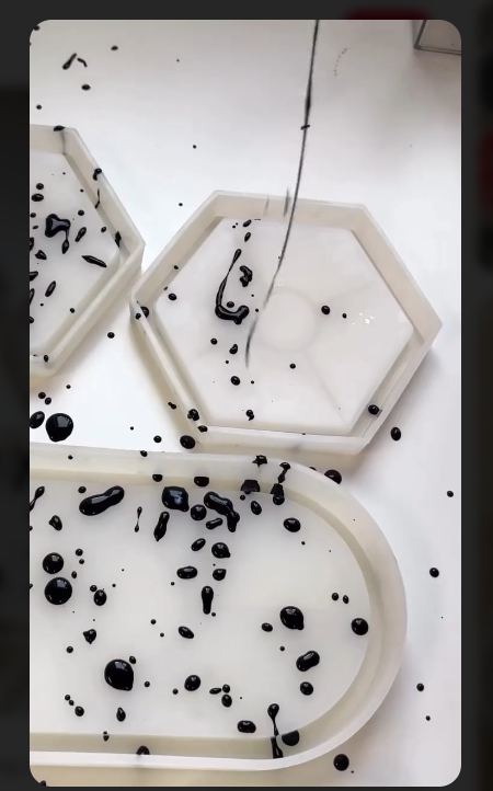 Plateaux en terrazzo blanc avec éclats noirs en cours de création