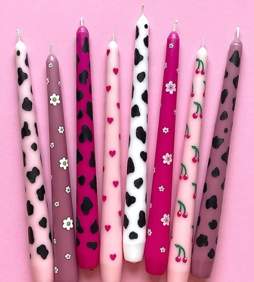 Personnalisation de bougies lors d'un atelier créatif à Bruxelles